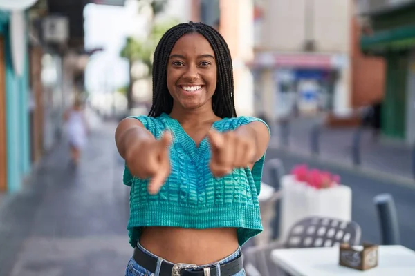 African American Woman Smiling Confident Pointing Fingers Street — 图库照片