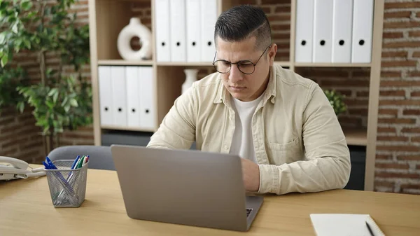 Young Hispanic Man Business Worker Using Laptop Office — Fotografia de Stock