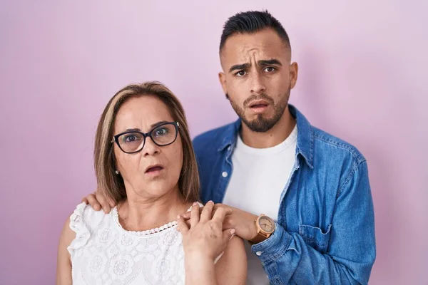 Hispanic Mor Och Son Står Tillsammans Chock Ansikte Ser Skeptisk — Stockfoto