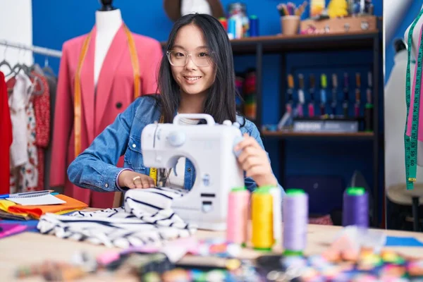 Молодая Китаянка Портной Уверенно Улыбается Используя Швейную Машинку Швейной Фабрике — стоковое фото
