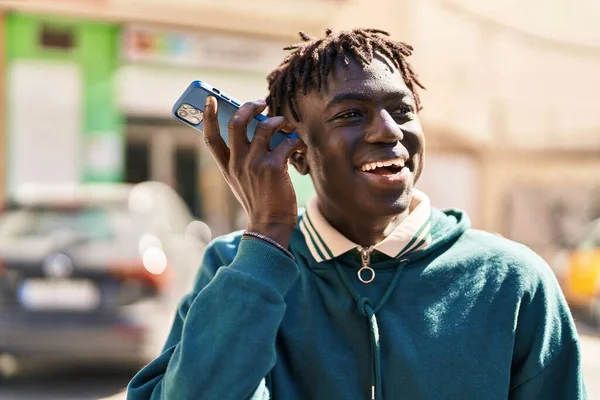 Afrykański Amerykanin Uśmiecha Się Pewnie Słuchając Wiadomości Audio Przez Smartfona — Zdjęcie stockowe