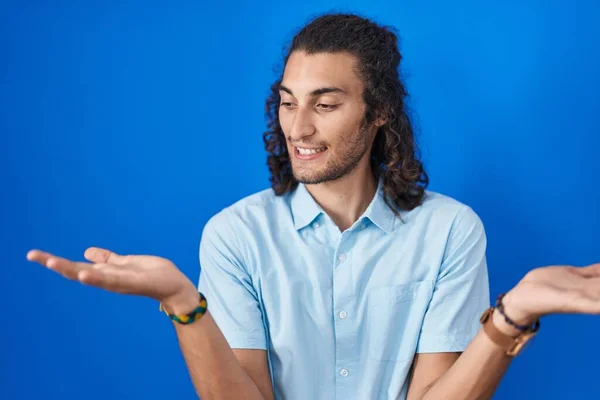 Young Hispanic Man Standing Blue Background Smiling Showing Both Hands — Zdjęcie stockowe
