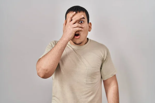 Młody Arabski Mężczyzna Luźnej Koszuli Podglądający Dłońmi Twarz Oczy Szoku — Zdjęcie stockowe