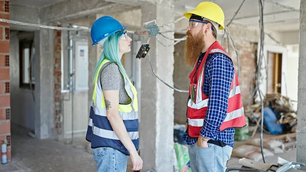 Man Woman Builders Standing Relaxed Expression Working Construction Site — Stock Photo, Image