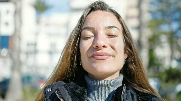 Jeune Femme Caucasienne Respirant Les Yeux Fermés Rue — Photo