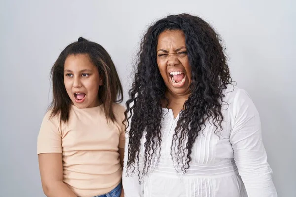 母親と若い娘が白い背景に立って怒りと怒りを叫び 怒りで叫んで怒っている 怒りと攻撃的な考え方 — ストック写真