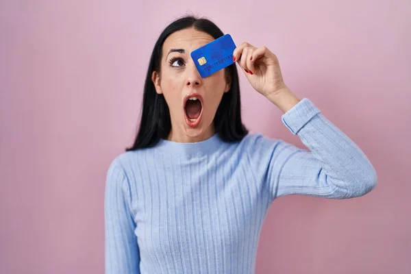 Hispanic Woman Holding Credit Card Eye Angry Mad Screaming Frustrated — Stock Photo, Image