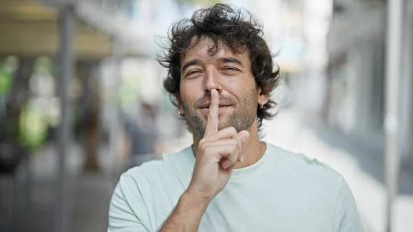 Ung Latinamerikansk Man Ler Säker Gör Tyst Gest Gatan — Stockfoto