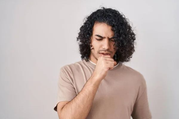 头发卷曲的西班牙裔男子站在白色背景上感觉不适 咳嗽是感冒或支气管炎的症状 保健概念 — 图库照片