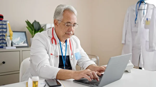 Чоловік Середнього Віку Сірим Волоссям Лікар Використовує Ноутбук Працює Клініці — стокове фото