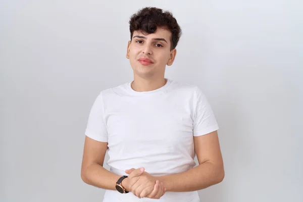 Der Junge Mann Trägt Ein Lässiges Weißes Shirt Mit Zusammengelegten — Stockfoto