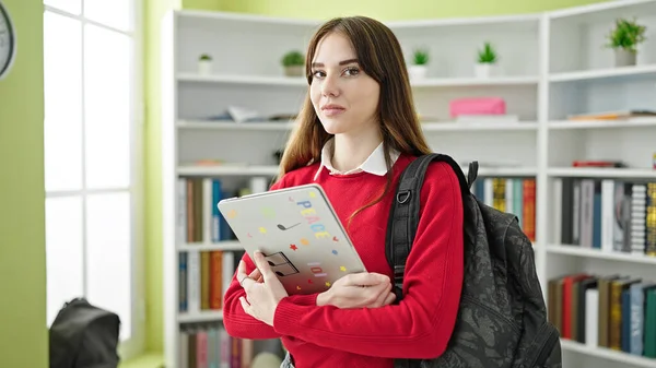 Giovane Studentessa Ispanica Abbracciare Laptop Presso Università Biblioteca — Foto Stock
