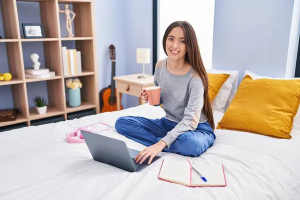 Young Beautiful Hispanic Woman Student Drinking Coffee Studying Bed Bedroom —  Fotos de Stock