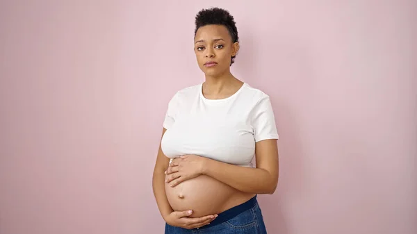 Junge Schwangere Frau Berührt Bauch Mit Entspanntem Ausdruck Über Isoliertem — Stockfoto
