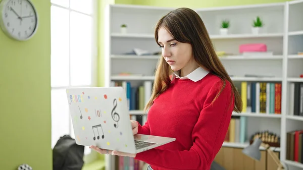 Ung Latinamerikansk Kvinna Student Använder Laptop Med Avslappnat Uttryck Biblioteket — Stockfoto
