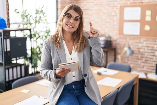 Ofiste Çalışan Genç Spanyol Bir Kadın Gözlüklü Gülümseyen Kendine Güvenen — Stok fotoğraf