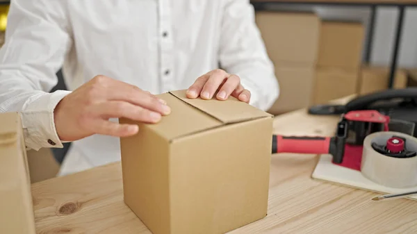 Kafkasyalı Genç Bir Adamı Ofiste Karton Kutu Paketliyor — Stok fotoğraf