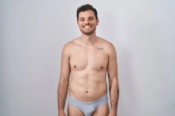 Ung Latinamerikansk Man Står Tröjlös Klädd Underkläder Med Ett Glatt — Stockfoto