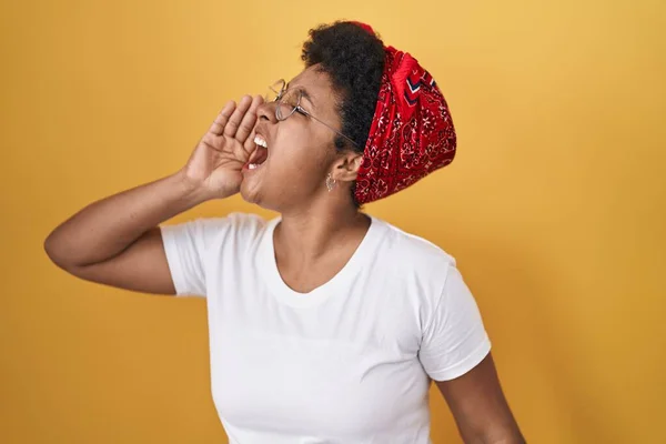 Mladá Afroameričanka Stojící Nad Žlutým Pozadím Křičící Křičící Stranu Rukou — Stock fotografie