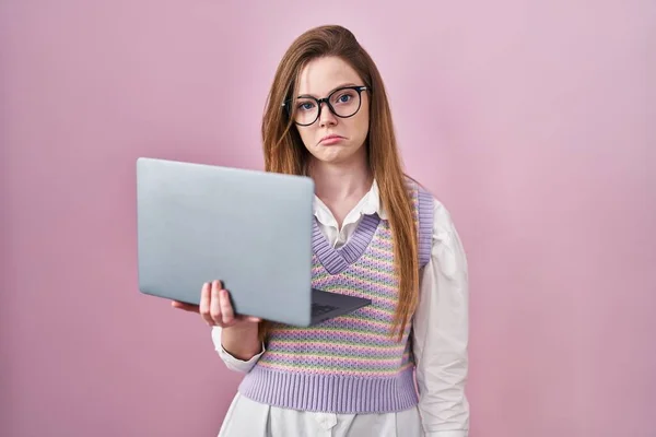 Bilgisayar Laptopu Kullanan Beyaz Bir Kadın Sıkıntılı Endişeli Sinirli Korkmuş — Stok fotoğraf