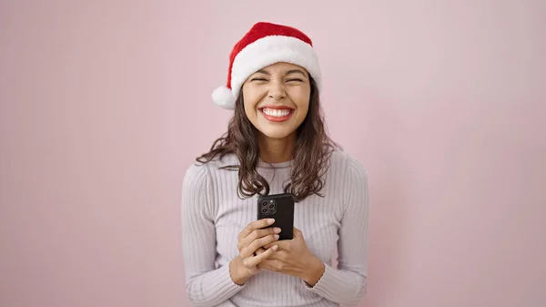 Νεαρή Όμορφη Ισπανόφωνη Γυναίκα Φορώντας Χριστουγεννιάτικο Καπέλο Χρησιμοποιώντας Smartphone Πάνω — Φωτογραφία Αρχείου