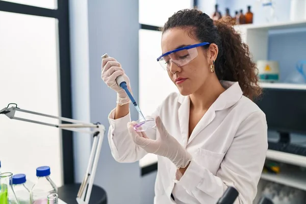 Young Beautiful Hispanic Woman Scientist Pouring Liquid Sample Laboratory — Stock Photo, Image