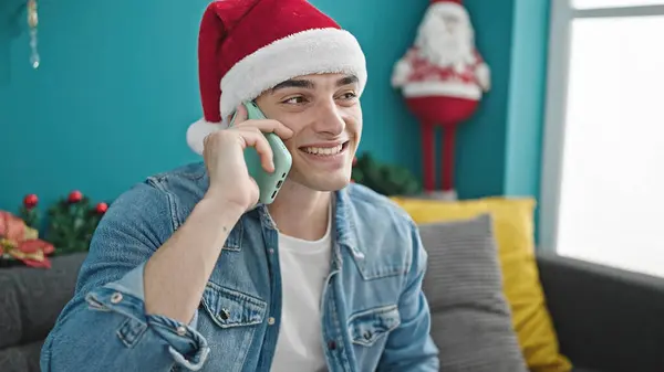 Mladý Hispánec Mluví Smartphone Slaví Vánoce Doma — Stock fotografie