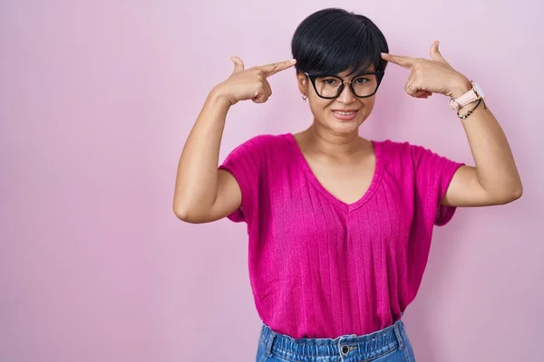 Junge Asiatische Frau Mit Kurzen Haaren Die Über Rosa Hintergrund — Stockfoto