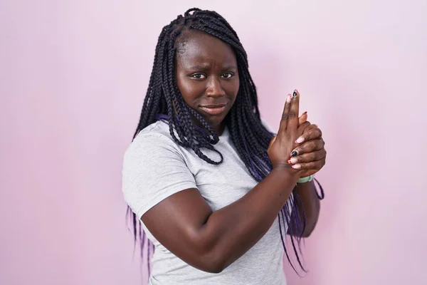 Молодая Африканка Стоящая Розовом Фоне Символическим Пистолетом Руках Играющая Убийство — стоковое фото