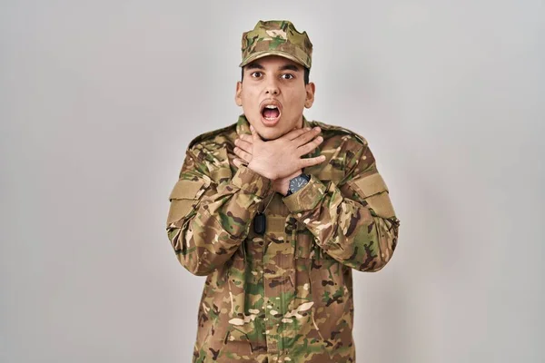 Jovem Árabe Vestindo Camuflagem Uniforme Exército Gritando Sufocar Porque Doloroso — Fotografia de Stock