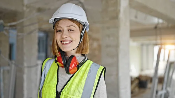 Joven Mujer Rubia Arquitecta Sonriendo Confiada Pie Sitio Construcción —  Fotos de Stock