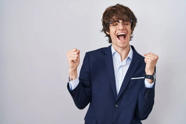 Homem Negócios Hispânico Usando Óculos Celebrando Surpreso Surpreso Com Sucesso — Fotografia de Stock