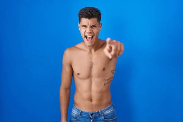 Mavi Arka Planda Üstsüz Dikilen Spanyol Genç Adam Kameraya Kızgın — Stok fotoğraf