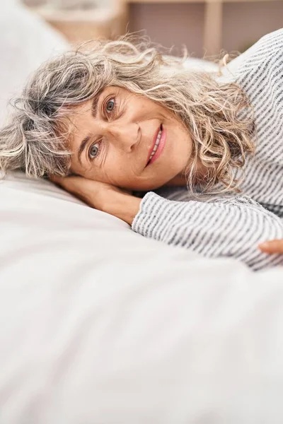 Middle Age Woman Smiling Confident Lying Bed Bedroom — Stockfoto