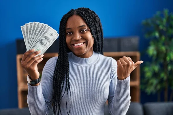 Africká Americká Žena Držící Dolary Bankovky Ukazující Palcem Nahoru Stranu — Stock fotografie