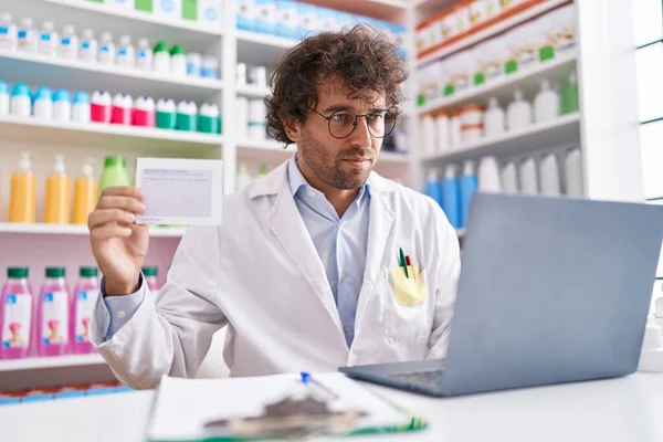 Jovem Hispânico Homem Farmacêutico Leitura Prescrição Usando Laptop Farmácia — Fotografia de Stock