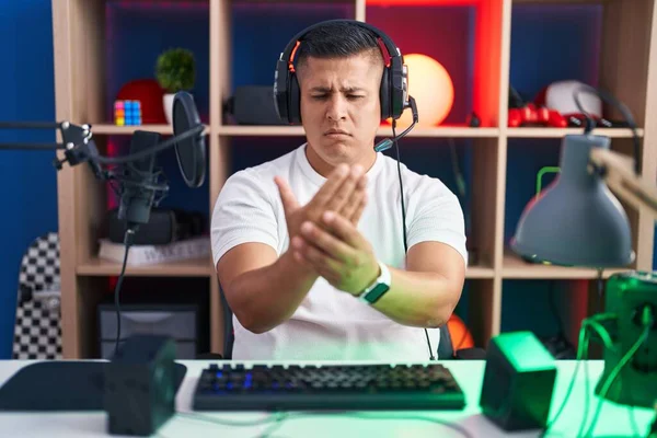Young Hispanic Man Playing Video Games Suffering Pain Hands Fingers — Stock Photo, Image