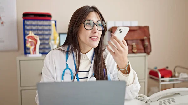 Young Beautiful Hispanic Woman Doctor Using Laptop Sending Voice Message — Stock Photo, Image