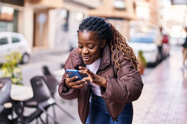 Африканська Американка Користується Смартфоном Радісним Виразом Вулиці — стокове фото