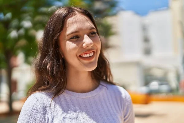 Молода Жінка Посміхається Впевнено Дивиться Сторону Парку — стокове фото