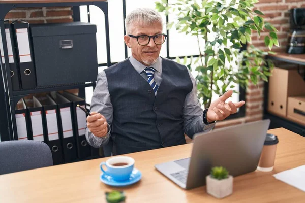 オフィスでビデオ通話をしている中年の白髪の男のビジネスワーカー — ストック写真