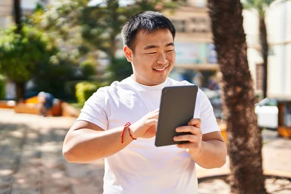 Parkta Dokunmatik Ped Kullanan Genç Çinli Kendine Güvenen Bir Adam — Stok fotoğraf