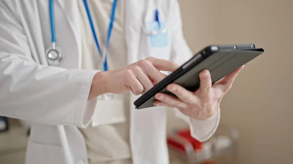 Jovem Hispânico Homem Médico Usando Touchpad Clínica — Fotografia de Stock