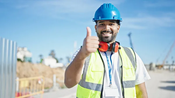 Afro Americano Hombre Constructor Sonriendo Confiado Haciendo Pulgar Hacia Arriba —  Fotos de Stock