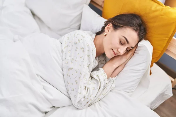 Jeune Femme Caucasienne Couchée Sur Lit Dormant Dans Chambre — Photo