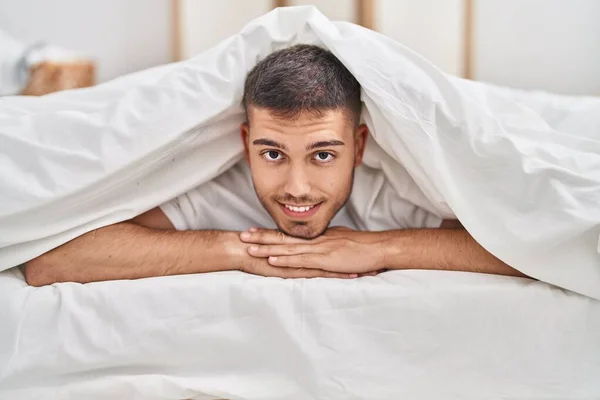 Junger Hispanischer Mann Deckt Sich Mit Bettlaken Schlafzimmer Ein — Stockfoto