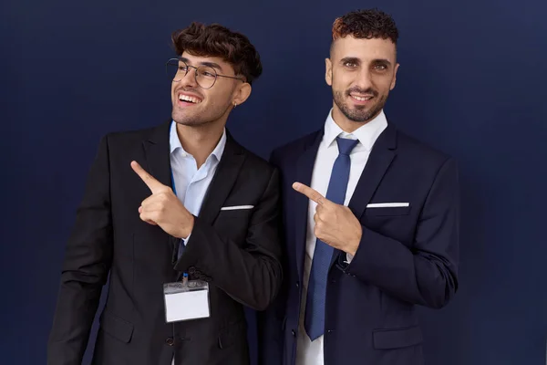 Twee Latijns Amerikaanse Zakenmannen Zakelijke Kleding Vrolijk Met Een Glimlach — Stockfoto