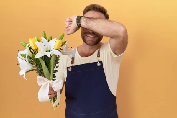 Чоловік Середнього Віку Магазином Квітів Бородою Тримає Квіти Усміхнені Веселі — стокове фото