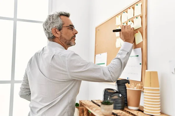 Hombre Pelo Gris Mediana Edad Trabajador Negocios Que Escribe Tablero —  Fotos de Stock