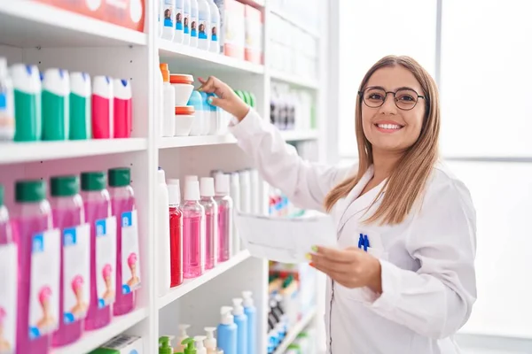 Jovem Bela Mulher Hispânica Farmacêutico Leitura Prescrição Segurando Produto Prateleira — Fotografia de Stock
